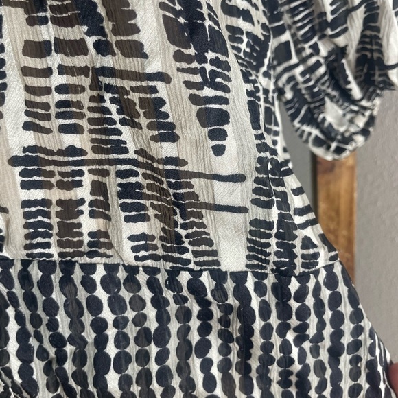 BCBGMaxAzria 10% Silk Boho Peasant Top Smocked Tie Waist Size XS EUC Fits Small - Picture 6 of 13